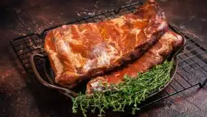 Aprende a cocinar unas deliciosas costillas de cerdo al horno con nuestra receta y disfruta de una cena inolvidable con tu familia y amigos